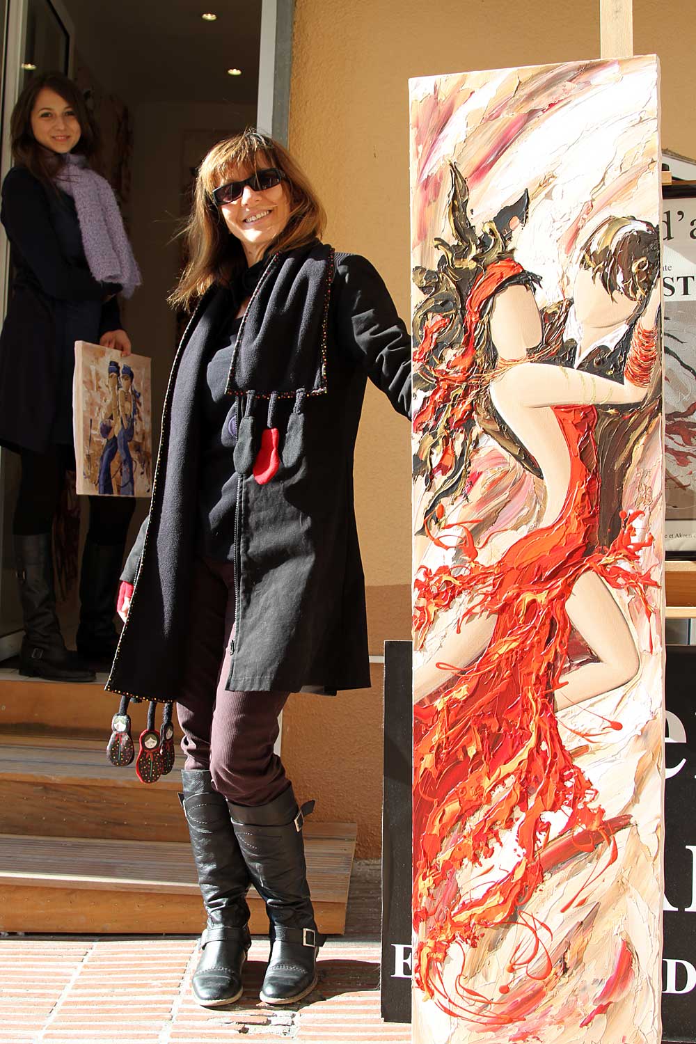 Sylvie Adaoust devant l'entrée de sa galerie d'art de Bandol avec Manyoly à coté d'un tableau qu'elle vient de finir de peindre le 31 janvier 2010 Sylvie Adaoust devant l'entrée de sa galerie d'art de Bandol avec Manyoly à coté d'un tableau qu'elle vient de finir de peindre le 31 janvier 2010