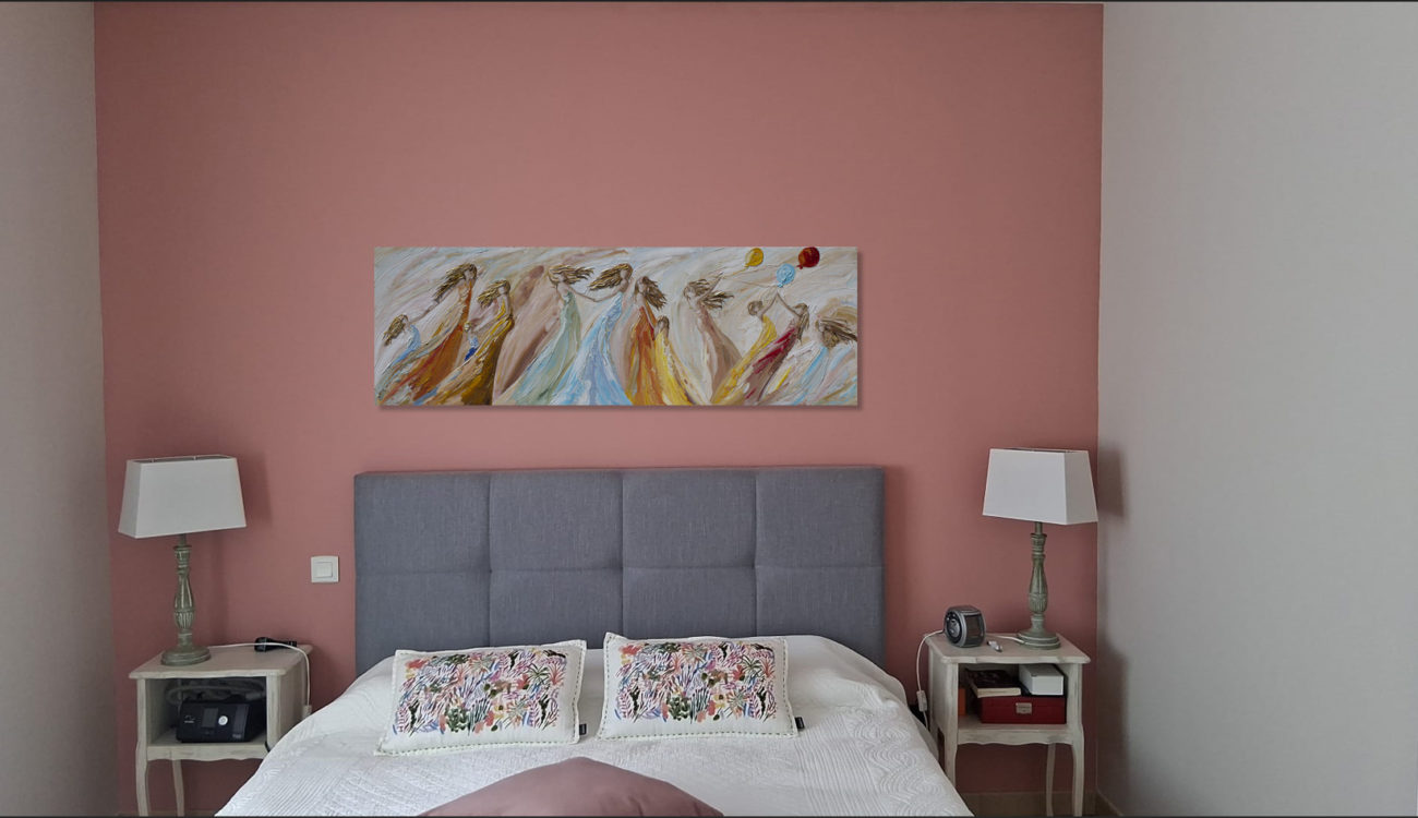 Tableau contemporain de Sylvie Adaoust représentant des femmes en mouvement aux robes colorées, peint au couteau et au pinceau avec feuilles d’or, exposé dans une chambre élégante aux tons rose poudré.