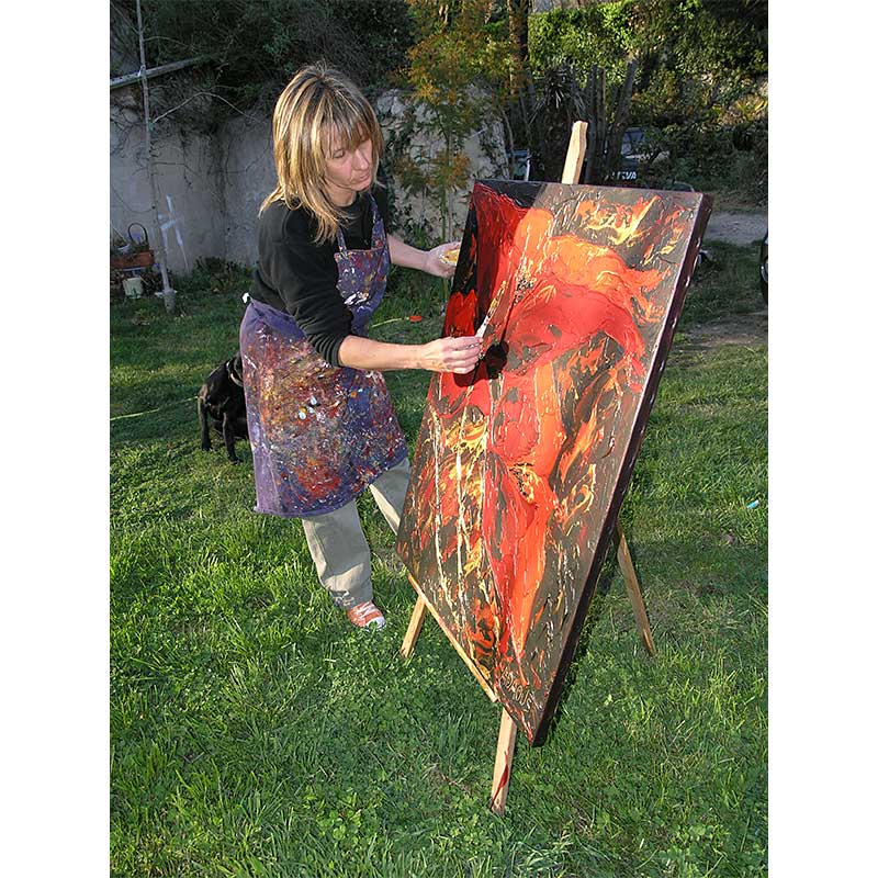 Sylvie Adaoust termine un dernier coup de pinceau sur un tableau de fleurs au couteau le 11 avril 2005
