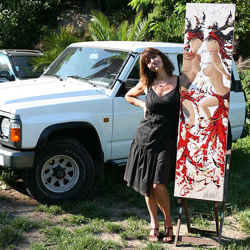 Sylvie Adaoust pose avec son dernier tableau sur le thème du cabaret parisien le 21 aout 2008