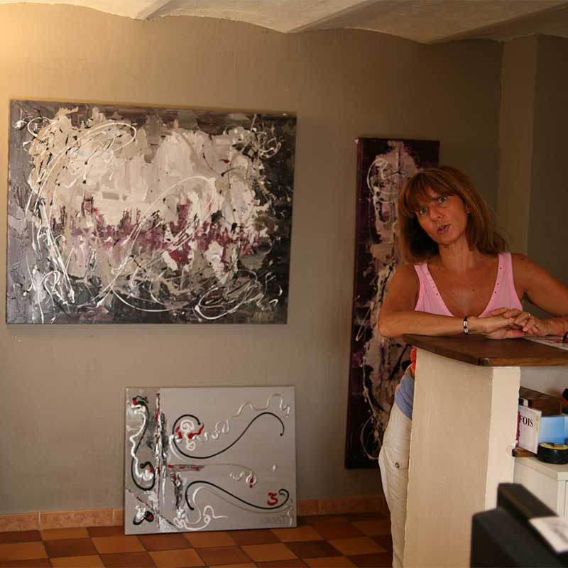 Sylvie Adaoust pose juste avant un vernissage devant ses oeuvres dans sa galerie d'art atelier de Saanry-sur mer le 31 aout 2009