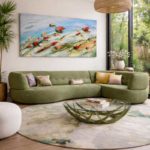 Tableau abstrait très grand format 1x3 mètres création originale contemporaine dans salon lumineux au-dessus canapé vert intérieur architecture moderne