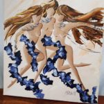 Peinture contemporaine danseuses cabaret parisien 40x40 cm – boas bleu nuit et mouvement artistique