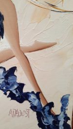 Détail du tableau danseuses de cabaret parisien 40x40 cm – relief au couteau sur boa bleu nuit et signature Sylvie Adaoust
