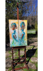 Deux tableaux femmes en mouvement robe turquoise présentés sur chevalet en extérieur