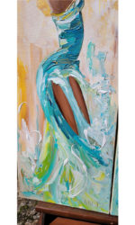 Détail signature tableau femme en mouvement robe turquoise peinture au couteau avec relief et feuille d’or