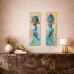 Beau meuble lumineux donnant sur un salon luxueux, décoré de deux tableaux contemporains de porteuses en mouvement réalisés au couteau avec détails en feuille d’or.