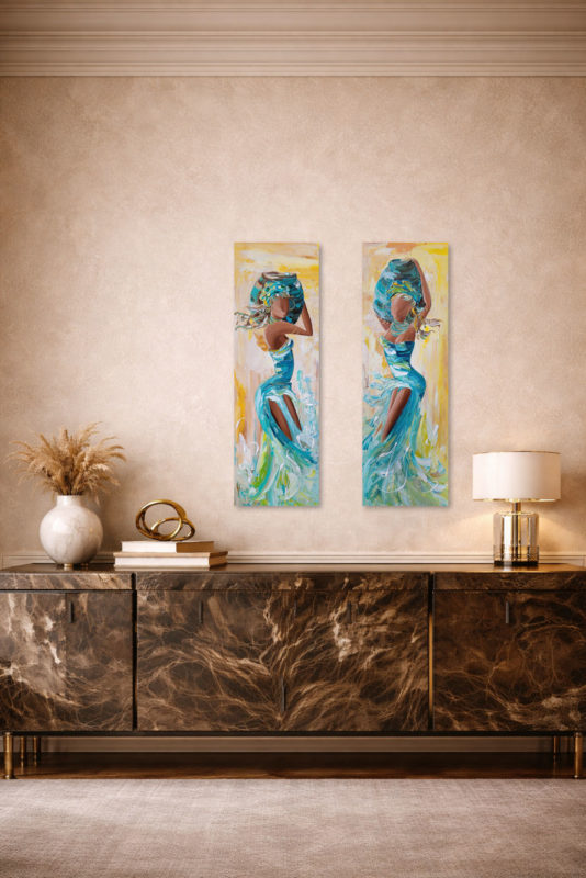 Beau meuble lumineux donnant sur un salon luxueux, décoré de deux tableaux contemporains de porteuses en mouvement réalisés au couteau avec détails en feuille d’or.