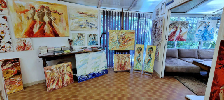 Atelier galerie Sylvie Adaoust à Signes dans le Var avec tableaux contemporains colorés exposés pour les portes ouvertes de Pâques 2026