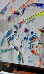 Tableau de lyrisme abstrait de Sylvie Adaoust exposé dans le jardin de l’atelier près d’un banc en pierre